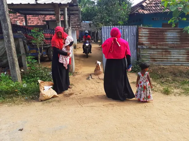 COVID-19 food relief, 2020. Photo 11 of 105.